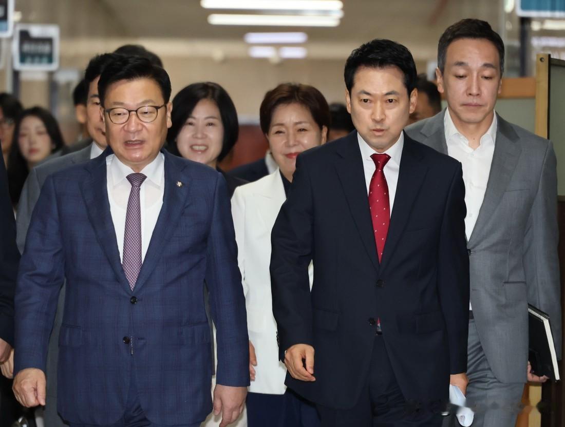 彻底摆烂！韩国民力量党陷入致命内耗，全员拿党首张东赫毫无办法19日韩媒消息，