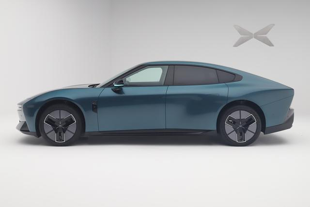 八个字评新小鹏P7线条战士，科技先锋作为最想成为中国版特斯拉的小鹏，在挣扎了