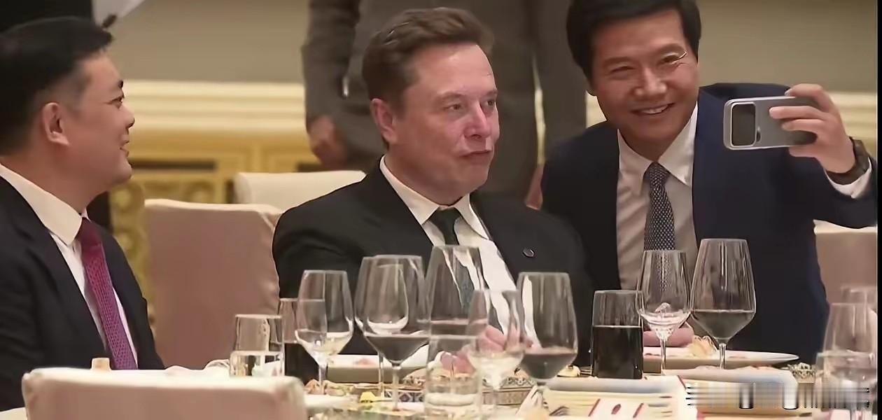 看到马斯克孤零零坐在宴会桌边干饭的画面，心里突然被戳了一下。这种场景，像极了