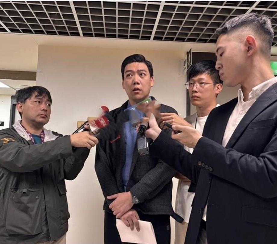 只因台陆军一名营长，在军中播放了电影《八佰》，就被民进党当局以“认知错误”为由，