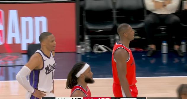 在昨天快船主场迎战国王的比赛中，发生了特别不和谐的一幕。当时比赛进行到了第四节的