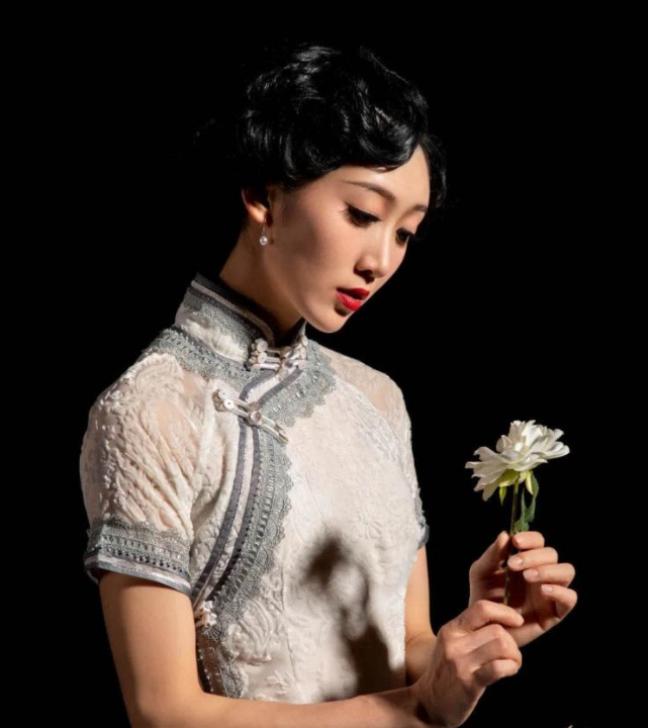 1941年,一个女囚被捕入狱后,监狱长一脸得意,解开衣扣就朝她扑了过去。