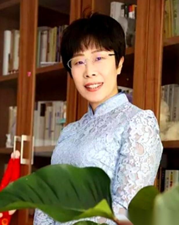 主持人问50岁还没结婚的北大才女蒙曼:“你最想嫁给谁?”她脱口而出:“孙悟空。