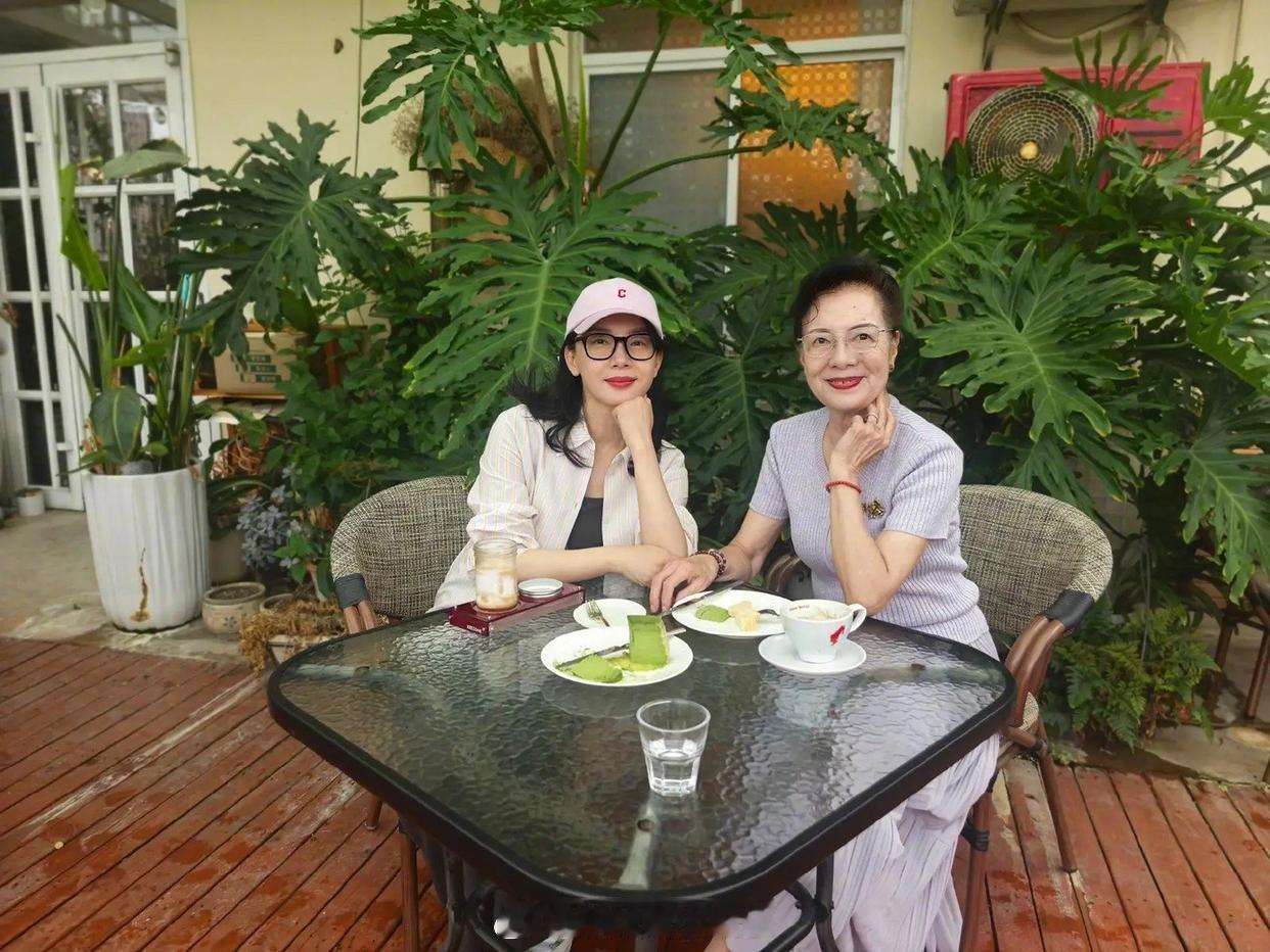 从同船到同桌：陈数与马思纯的礼物往返，停在妈妈胸前的光​​​