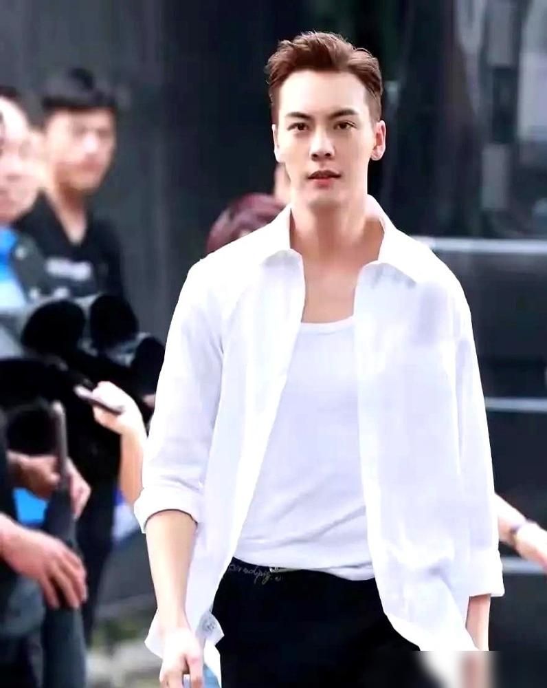 有人说何穗的短婚史是陈伟霆的“毕业礼物”，这话真没毛病。陈伟霆早年的恋情，全