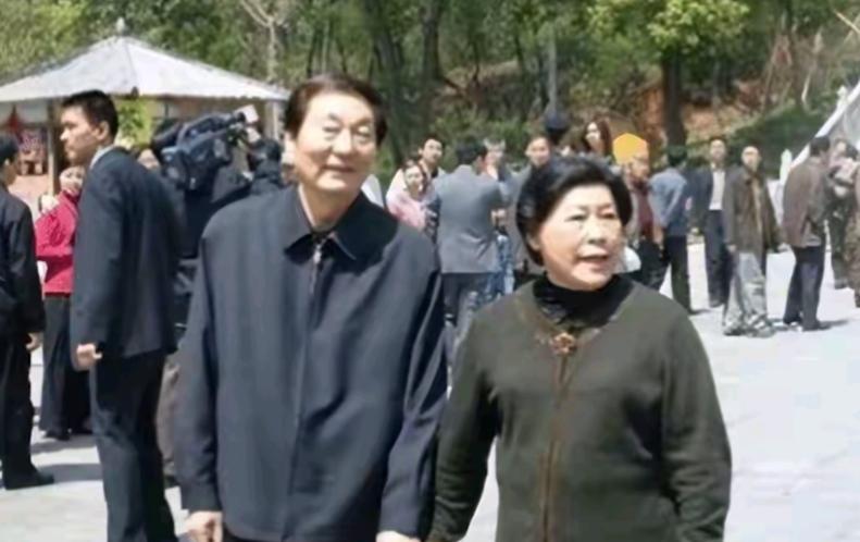 铁汉也有柔情。朱老夫人劳安是他的大学师妹，二人1956年成婚携手走过半个多世