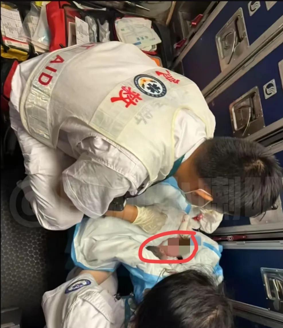 16岁女孩在飞机上生下6个多月女婴，女婴状态不好，生下来不会哭。事情发生在7月