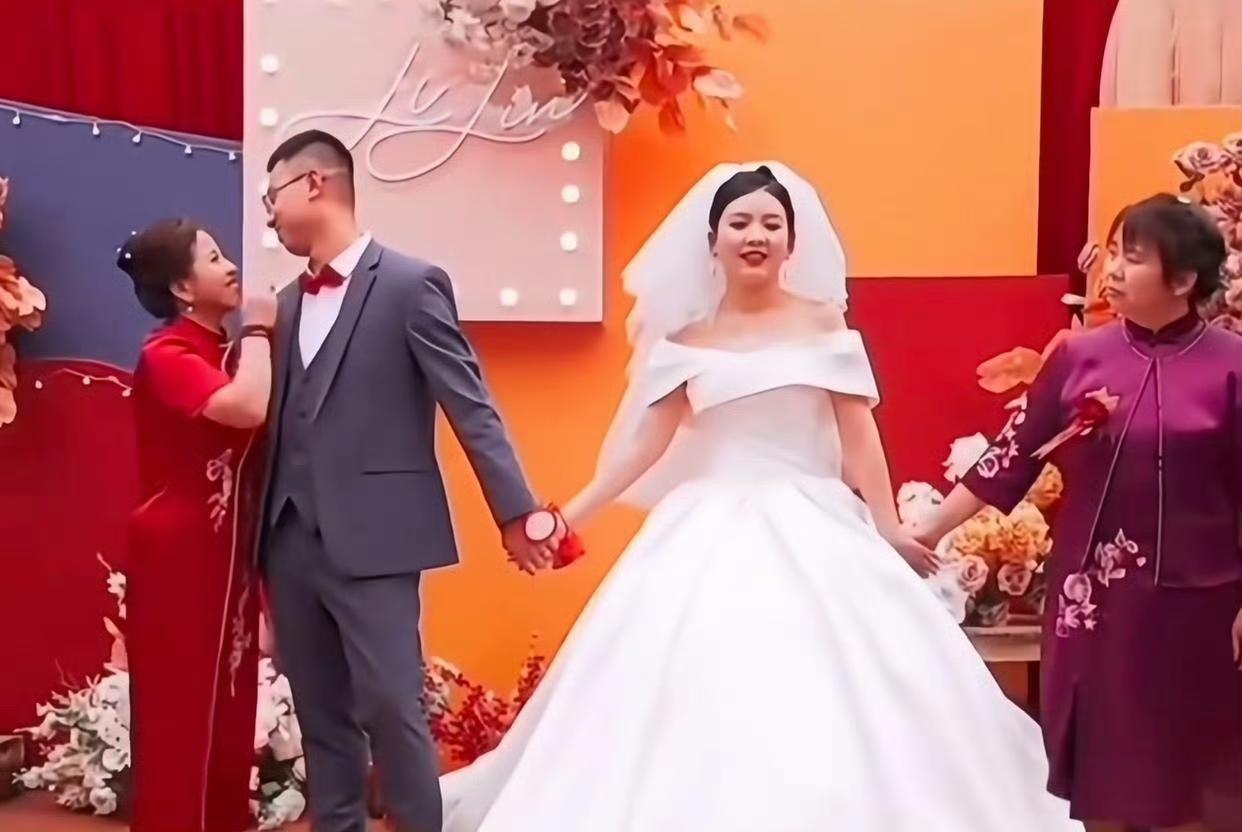 婚礼现场新郎跟妈妈难舍难分的样子，隔壁新娘表情都惊呆了。