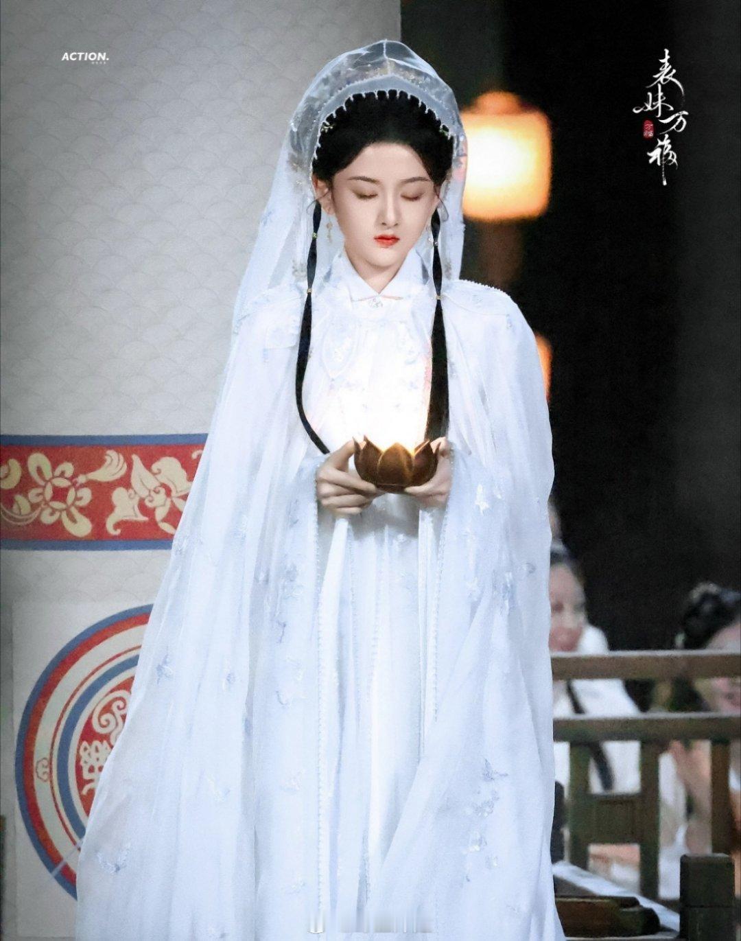 一起来看看宋祖儿最新的《表妹万福》路透，身穿一身白衣，手里面还捧着一盏莲花灯，这
