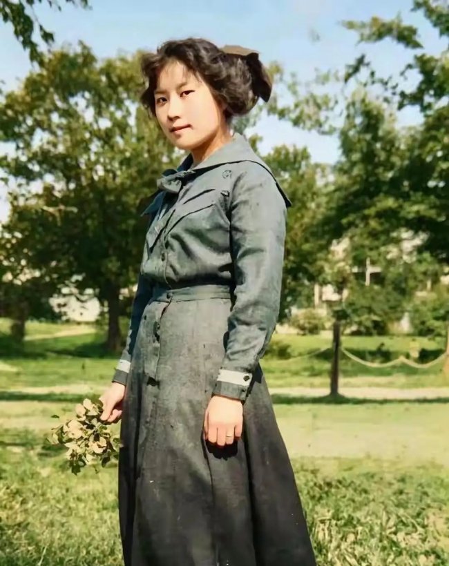 1910年14岁的宋美龄在美国留学期间的留影，好青涩