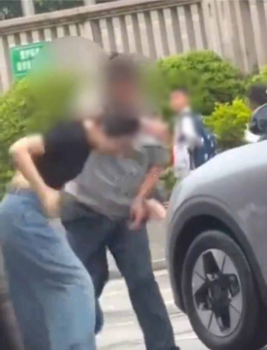 女子脚踹保安被扇事件警方已立案从视频来看，上了一脚准备连上巴掌时候被反击打断了。