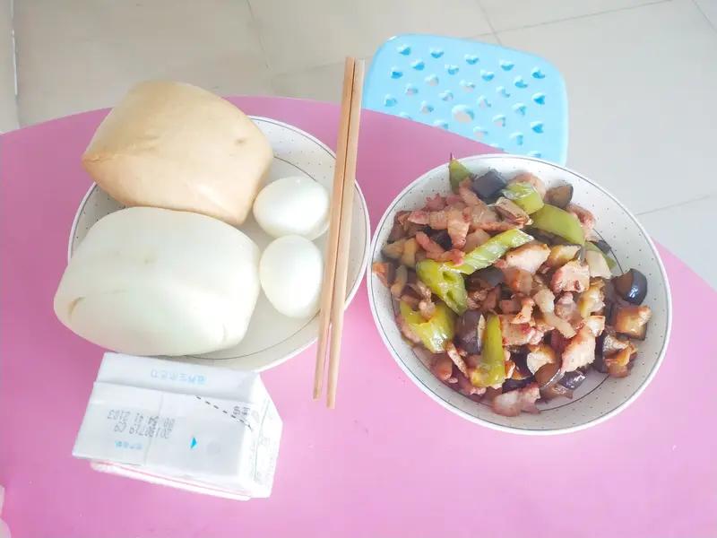 血糖高和经常吃太饱还真有关系。当我们吃太饱时，身体会摄入大量碳水化合物、脂肪等，