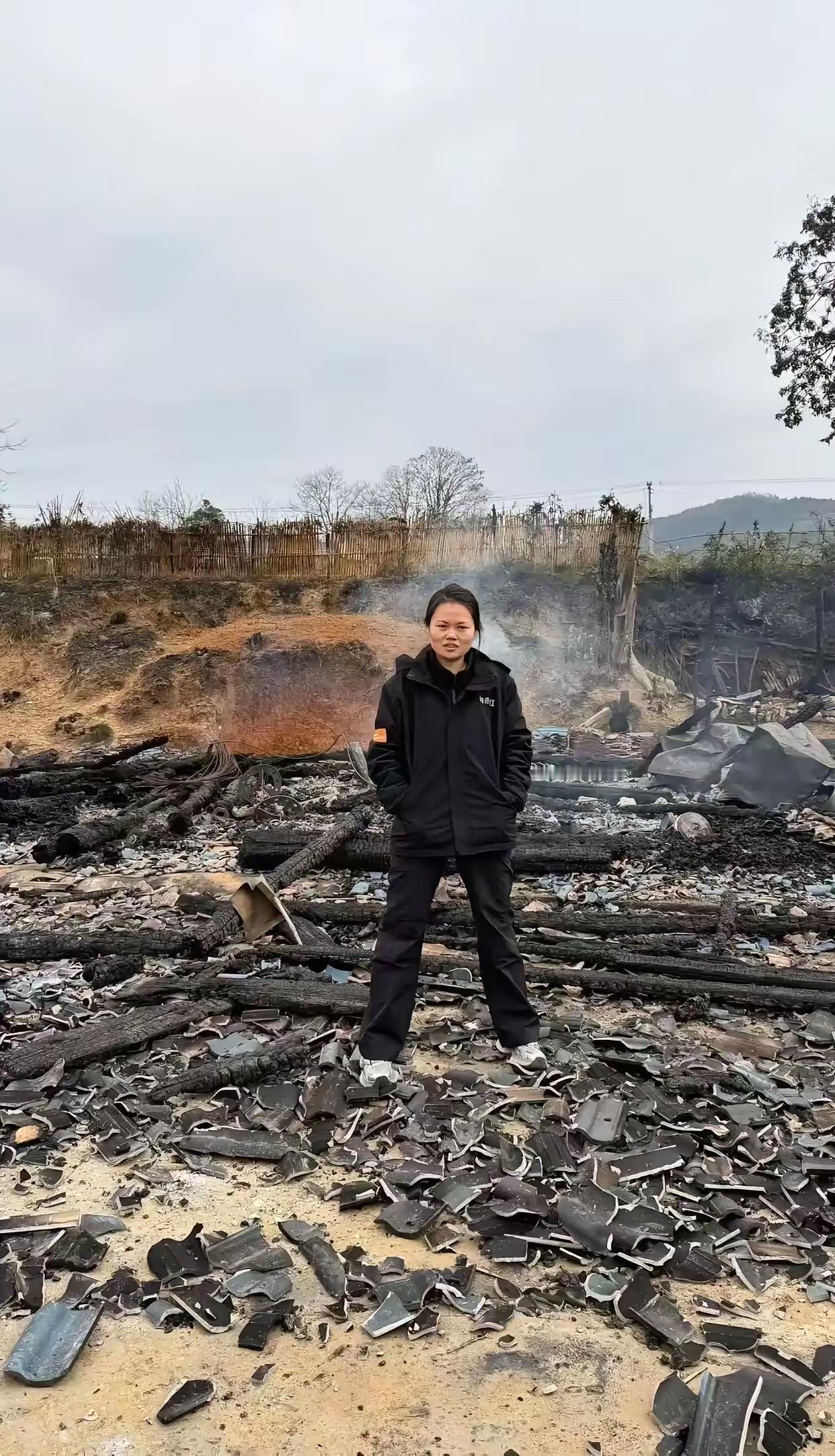 湖南怀化女子家里突发大火！父母住了一辈子的木头老屋烧得只剩废墟，她赶到现场后竟笑