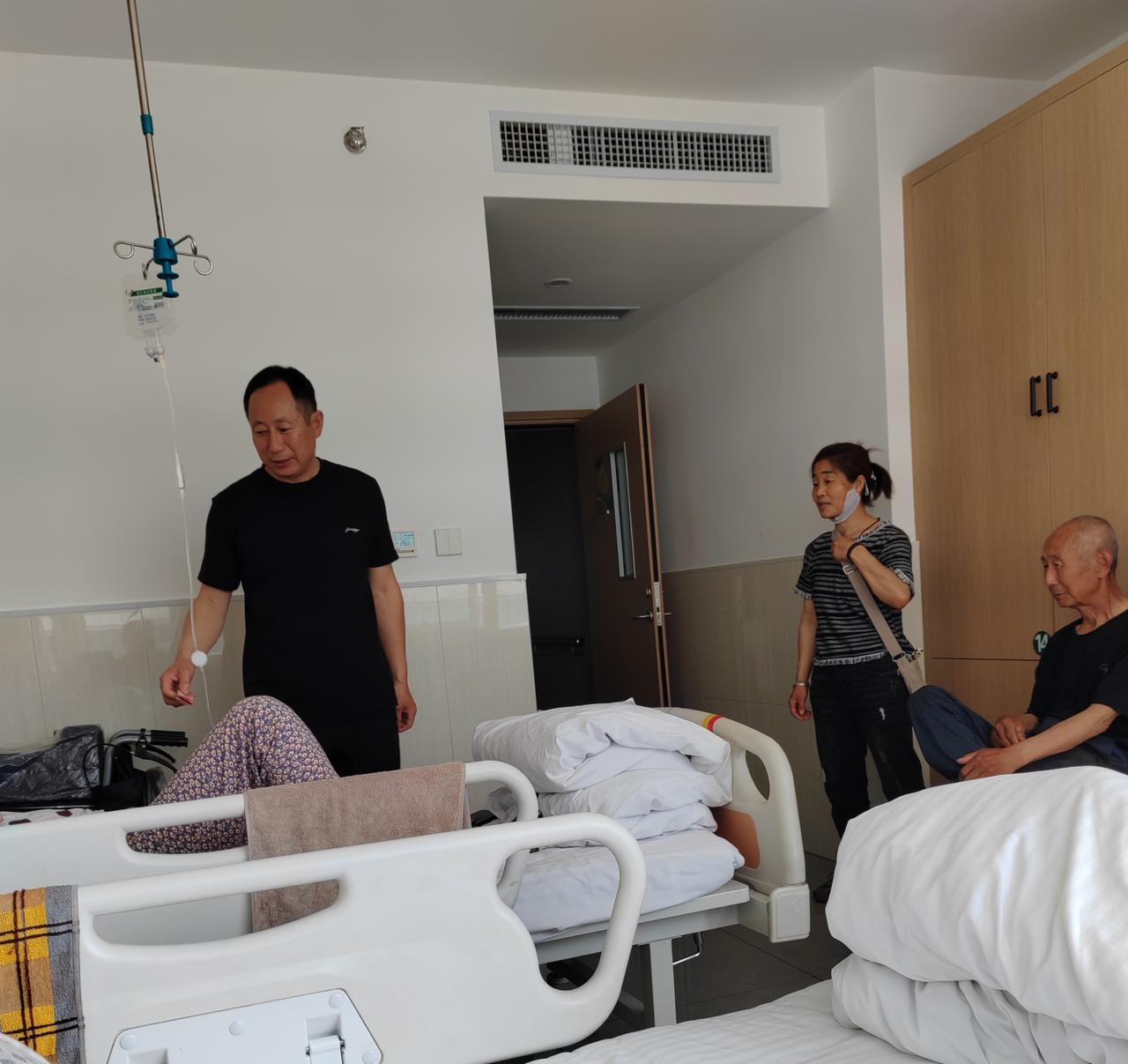今天在病房看到这一幕！75岁的老太太因为心脏病住院了，每年都会住几次医院。这次来
