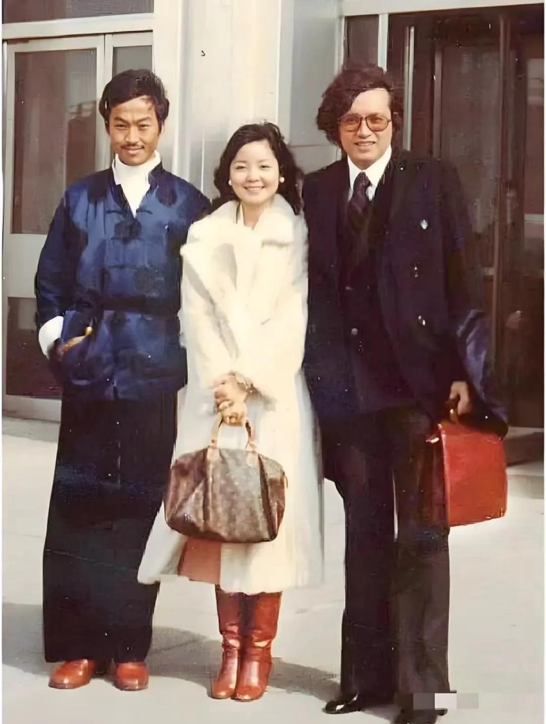 1978年，邓丽君和男友秦祥林以及陌生男子在美国。经典永不落伍：邓丽君手上拎着