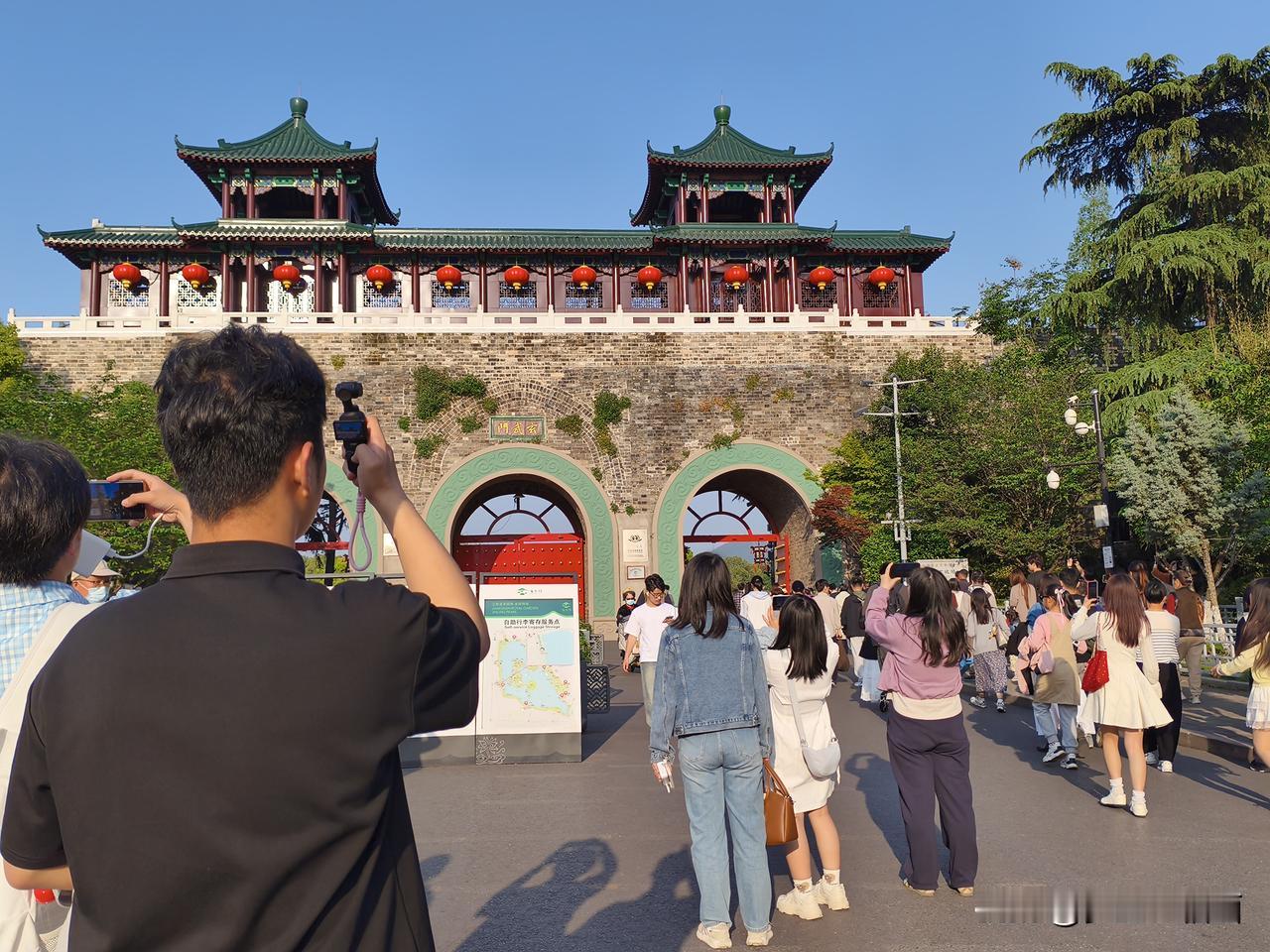 分享一张玄武湖的照片南京玄武湖公园每天最大的风景就是人多[赞]