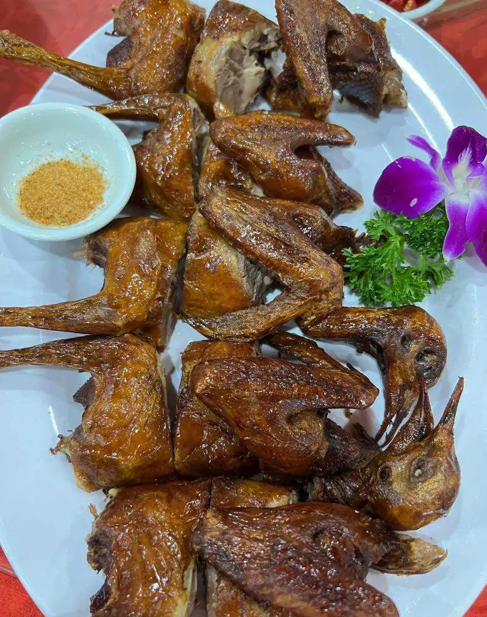 这个乳鸽很酥脆，是现做的，脆脆的，皮很香，肉质不膻，吃起来汁水丰盈，锁在皮里，一