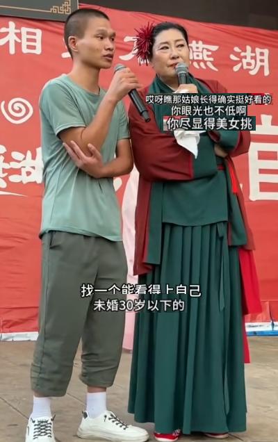 台上美女刚站完场，王婆转头就打趣小哥，说人家小姑娘眼光高不好追。小哥嘴上谦虚