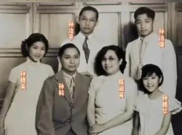 #晒晒那些年的老照片#孙中山的儿子，孙科和夫人陈淑英及孩子们的合影照片。二人是