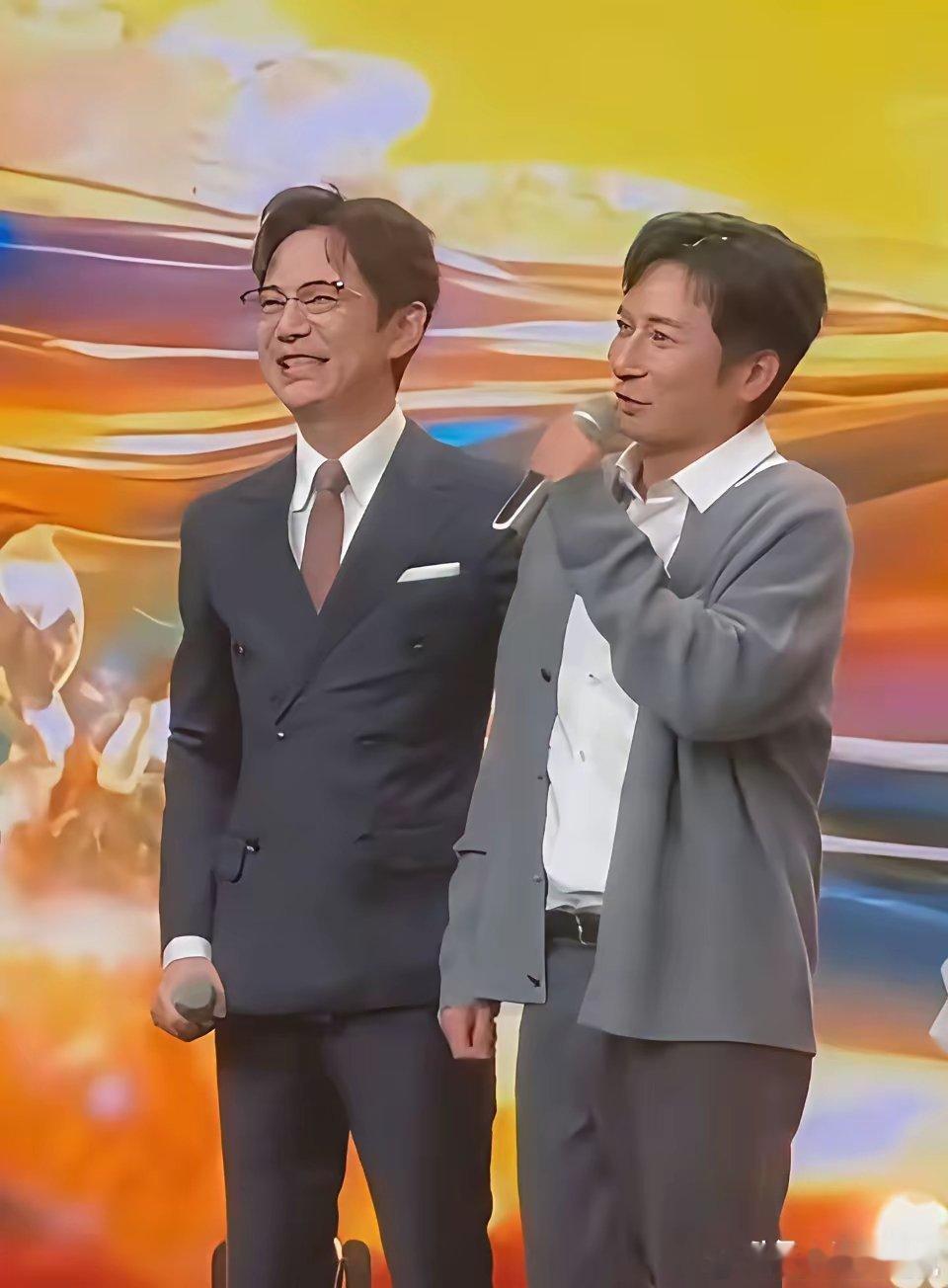 我以为他回归是单纯卖情怀，​我也以为是芒果台缺人救场，​直到看到李维嘉在《再见爱