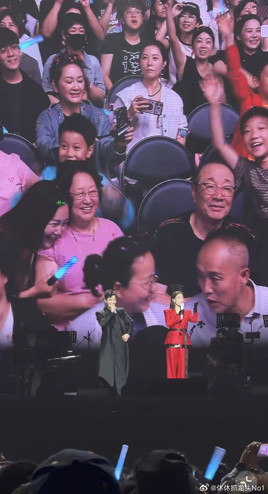 6月14日晚上，黄晓明带父母助阵谭晶的上海演唱会，父母给了镜头特写，母亲打扮时尚