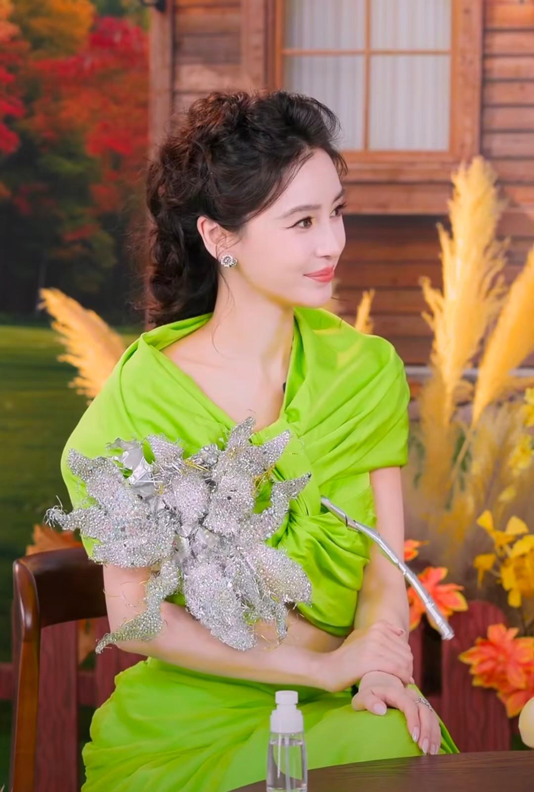 10月16日，Angelababy参加UIMO品牌直播，穿荧光苹果绿缎面高定两件