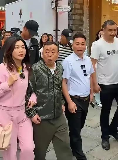 这两年，小品艺人潘长江远离了大众视野，也见不到他在短视频得瑟了，他的宝贝女儿潘阳