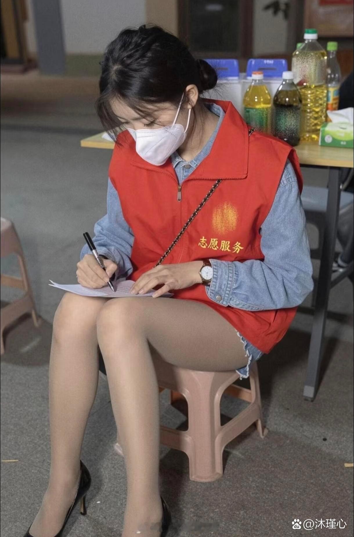 这个志愿者穿了丝袜真美啊，人美心善！志愿者工作者