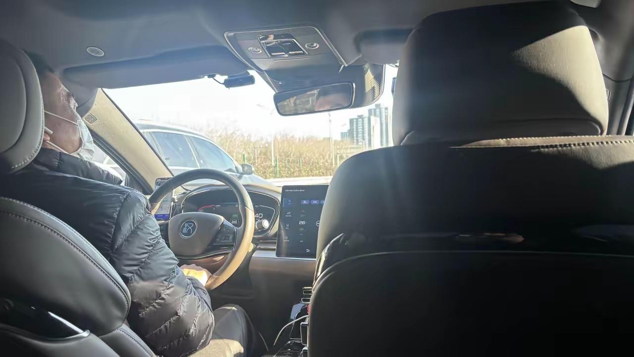 昨天打了个比亚迪汉，是纯电版的。车上贴着官宣续航，605公里。司机听我问续航