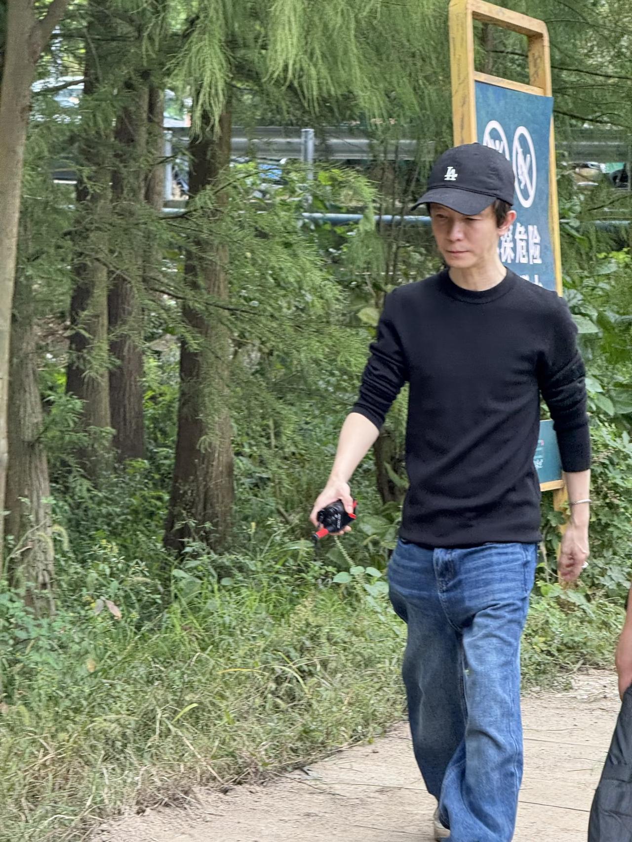 43岁郭敬明在浙江上虞石井水库被偶遇，他真人看起来太瘦了，皮包骨的程度，满脸憔悴