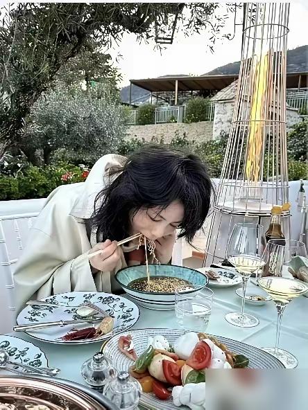 56岁的王菲在九华山磕长头磕到额头破皮渗血，转身却连一张9块钱的结婚证都不肯甩给