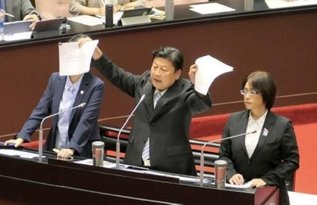已发生激烈言词交锋的卓荣泰傅崐萁，7日在台民意机构总质询时，再度因为灾情该负责的