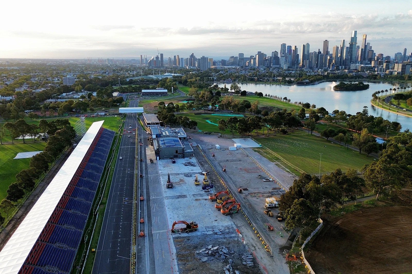 举办完F1揭幕站没多久的澳大利亚🇦🇺墨尔本～阿尔伯特公园赛道的维修区建筑被拆