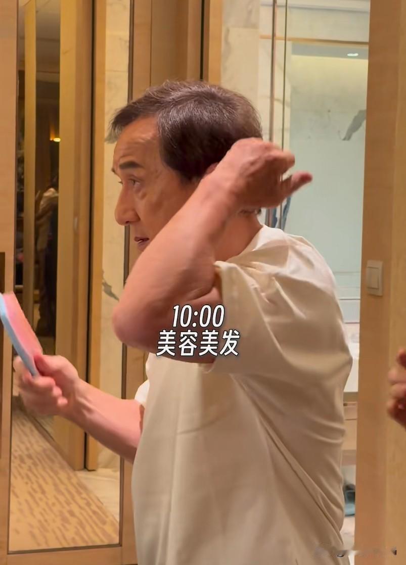 72岁成龙，太拼了！8月12日，成龙突然晒出“24小时不停歇”的高精力日常。