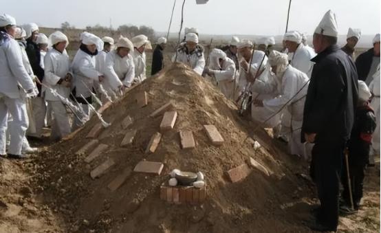 土葬不一定是最好的,人死后,身体还是活的!99%的人根本不知道,其实人在死后埋入