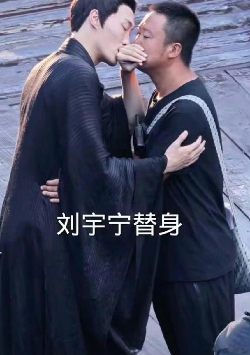 替身也是不容易，吻戏都是这么拍的。