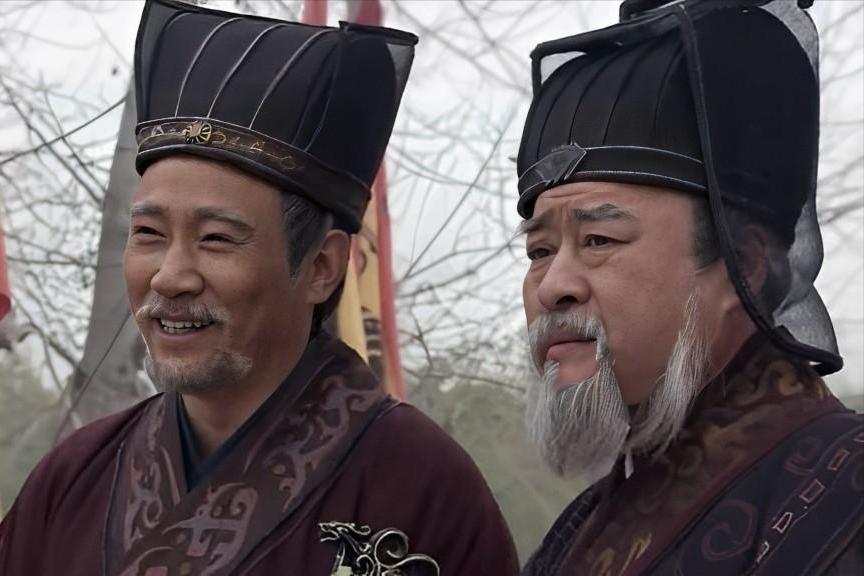 公元前195年，刘邦病重，突然把陈平叫到床边，指着他的鼻子下令："你带着周勃
