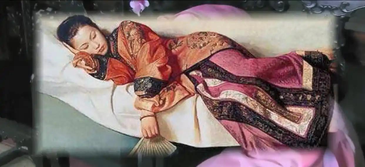 慈禧身边的宫女后来回忆：进宫之后，每天晚上都得侧躺着，双腿夹紧，一整夜不能翻身换