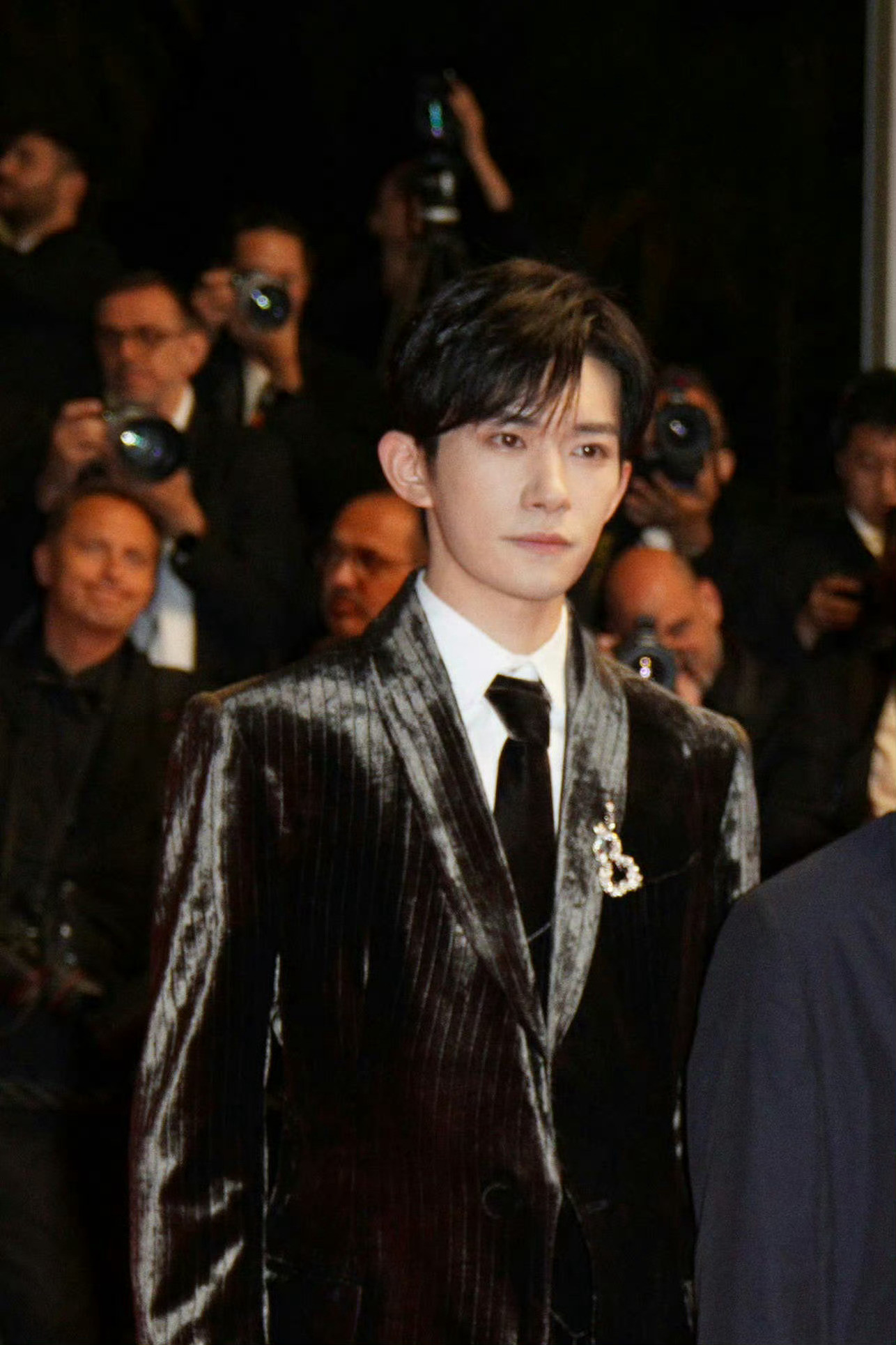 第78届戛纳电影节，亮相《狂野时代》首映红毯的易烊千玺，身穿EmporioAr