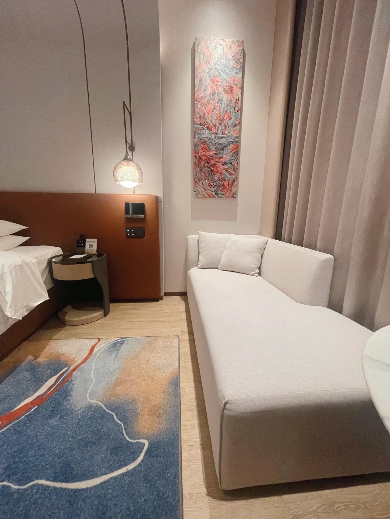 谁知道啊？现在出差住酒店，见到这种沙发都有心理阴影了[捂脸哭][捂脸哭]懂的都懂