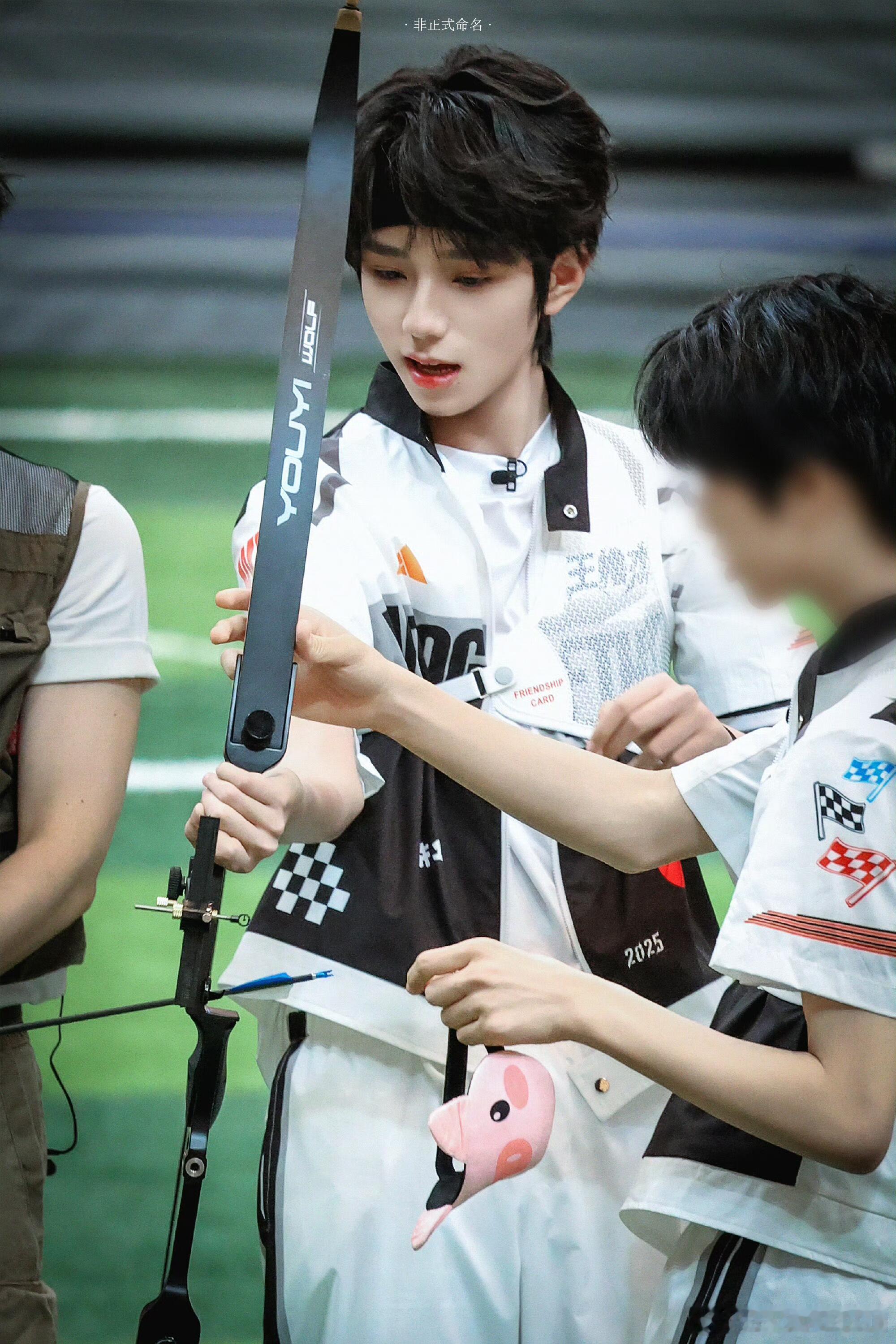 诡秘告诉我10年的小帅哥王橹杰身高183现在这小孩高的好恐怖好喜欢😻