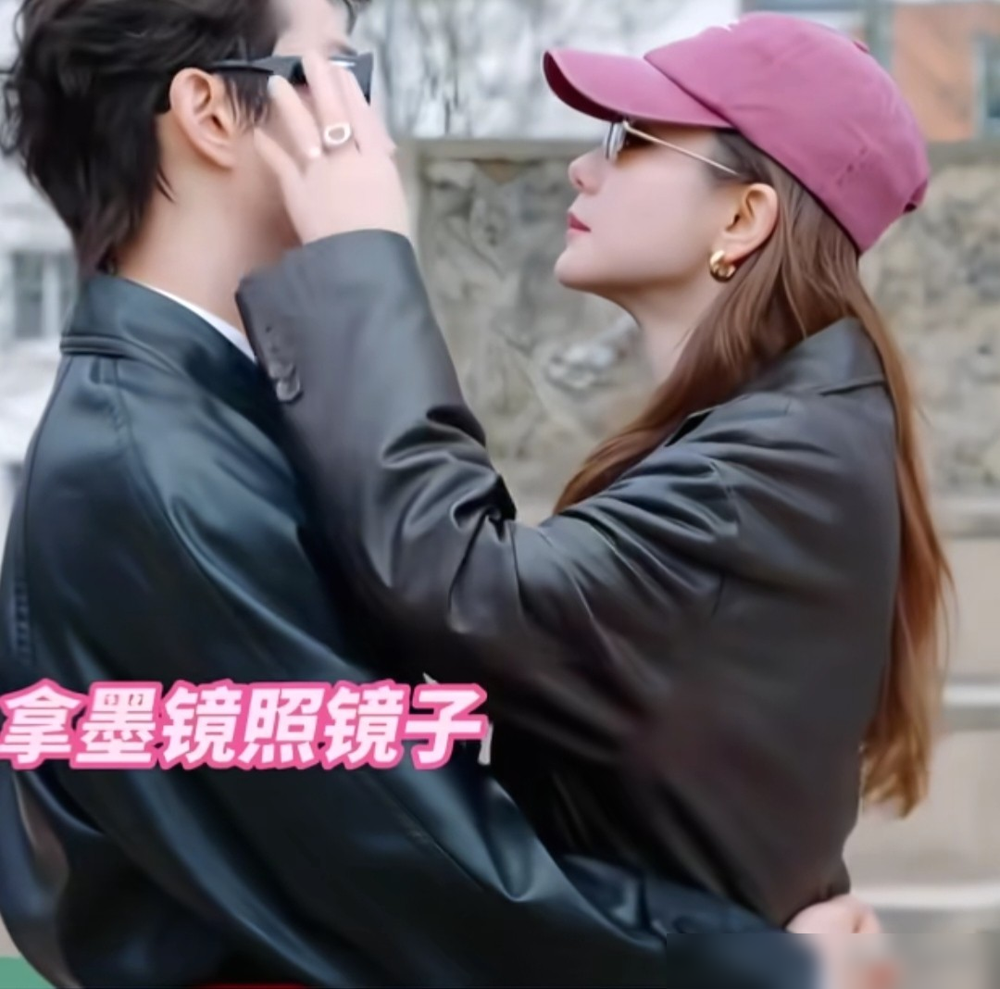 戚薇口红掉了，李承铉反手递过去一副墨镜，让她对着镜片补妆。没说话，没找镜子，动作快得像条件反射。弹幕
