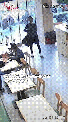 这一幕，看哭了！5月12日观威海报道，江苏宿迁，一位脑瘫小伙走进面馆吃饭，服务员
