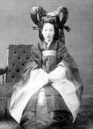 1884年,25岁的袁世凯在朝鲜汉城迎来了他这辈子最划算的一笔投资。不是官位,不
