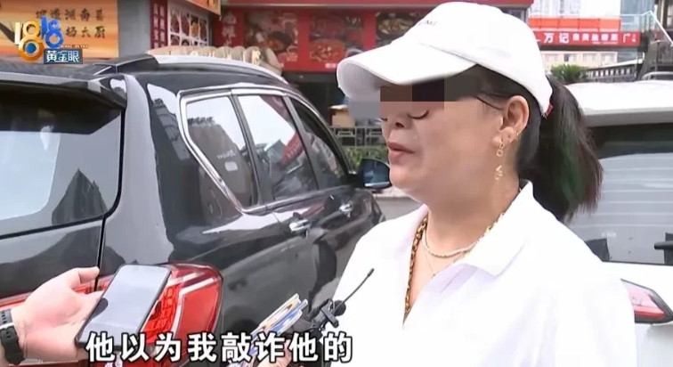 浙江宁波，大妈凌晨去烧烤店吃宵夜，临走时裤子竟挂在了桌子角上，撕了一个大口子。大