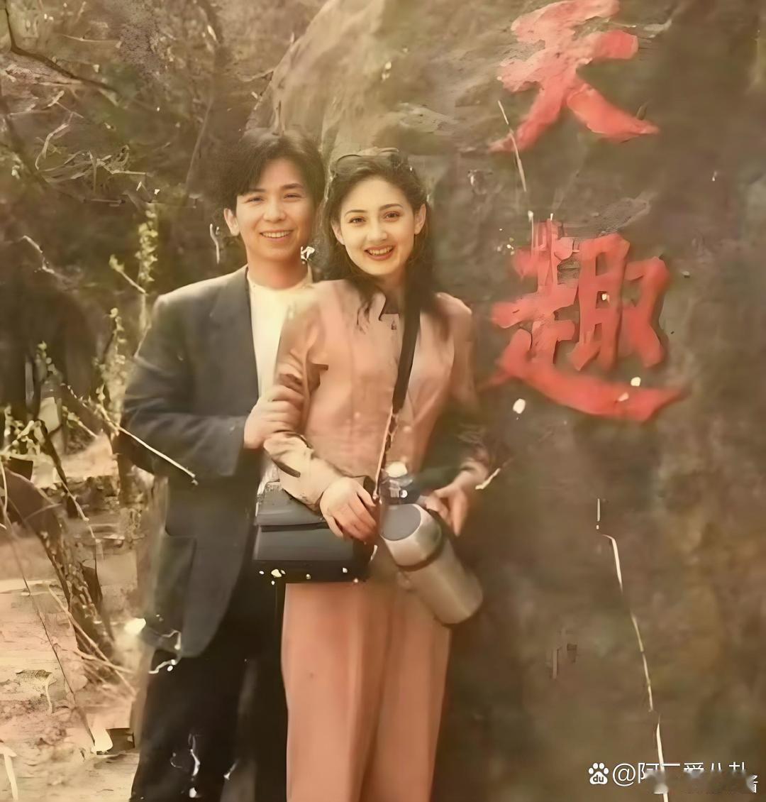 这是牛莉和她老公年轻时候的照片，在那个没有美颜的年代美成这样！