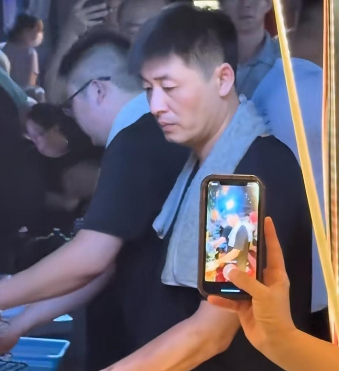 自从平顶山这位烧烤大哥开了一次直播，现在的烧烤摊前，被挤的水泄不通！晚上还有