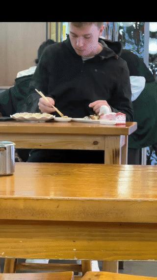 外国小伙在饭店里吃饺子，他用筷子夹了半天都没有吃到嘴里？旁边的饭店阿姨实在是看