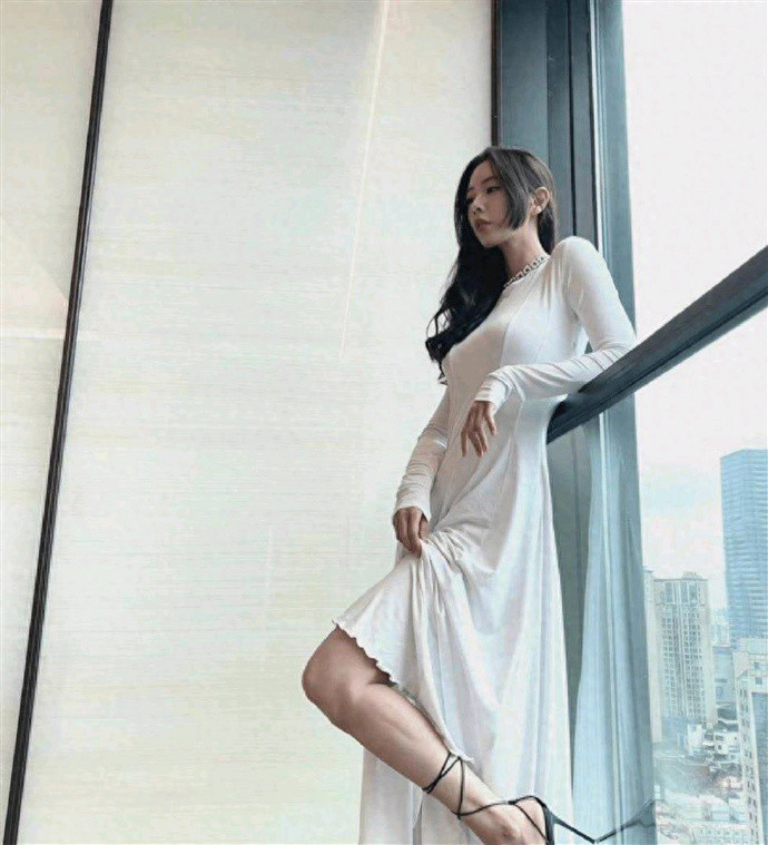 克拉拉身材真无人能及，穿白色鱼尾裙妩媚迷人，水蛇腰太戏精​​​