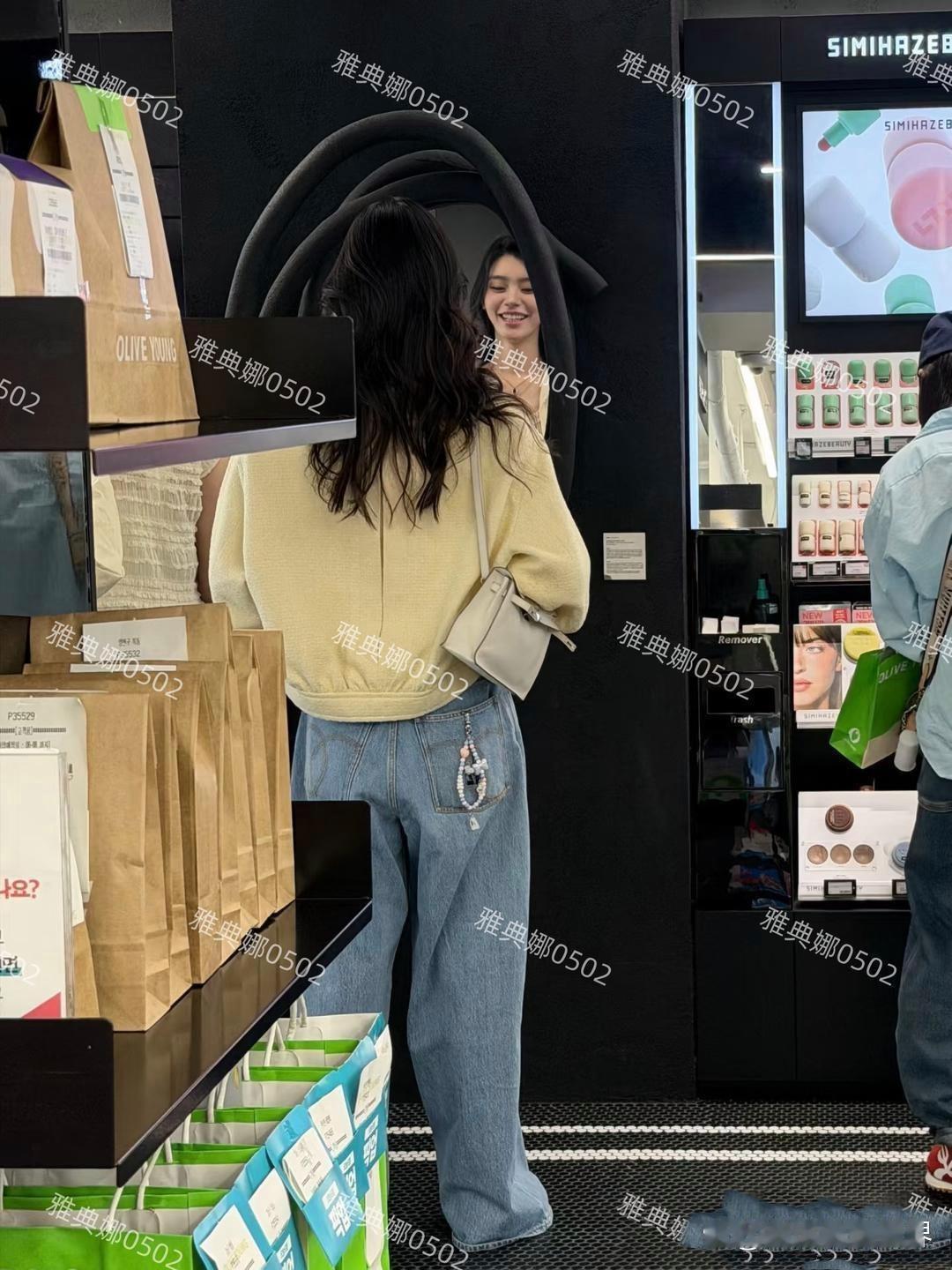 在首尔逛街，竟偶遇奚梦瑶！她本人又高又瘦还美。穿香奈儿夹克配牛仔裤，背着爱马仕包。一身行头超20万，